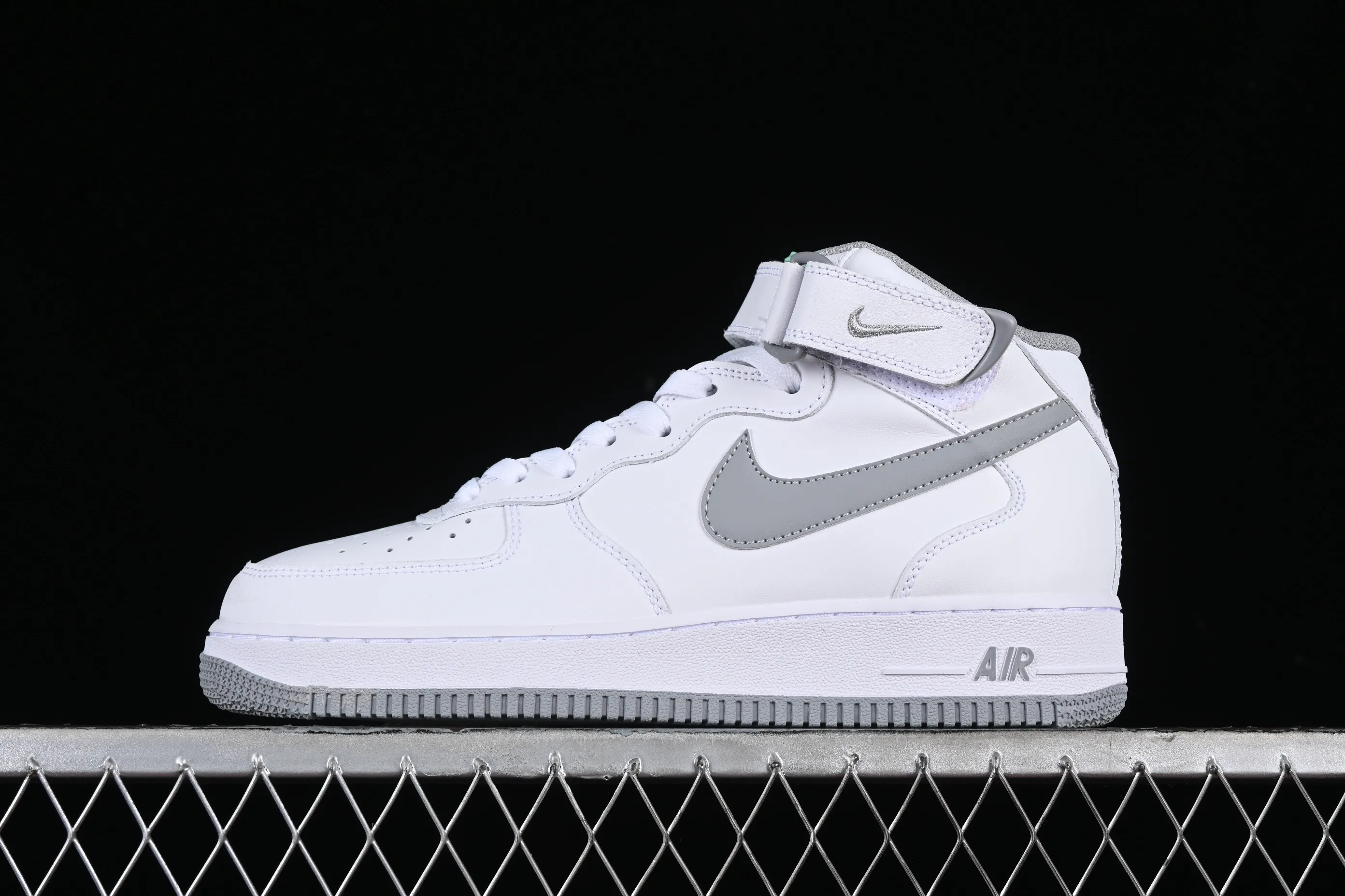 All categories Nk Air Force 1 Air Force series Nk Air Force 1 Mid Air Force mid-top Nk Air Force 1'07 Mid white gray Air Force One mid-top casual sneakers DV0806-100